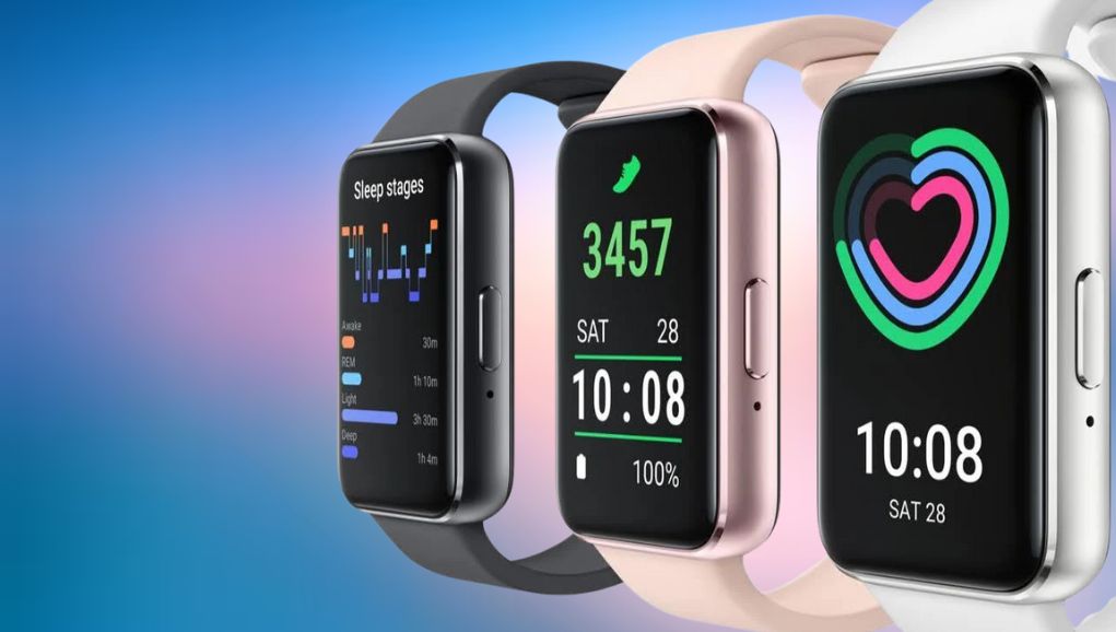 Fitness band charging on its magnetic dock